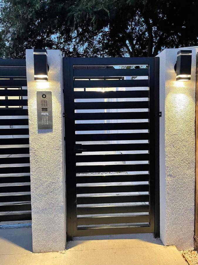 Gated Private House With Own Parking Sherman Oaks Лос-Анджелес Экстерьер фото